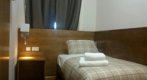 Douglas Hotel, Clydebank 2