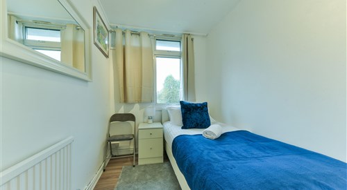 Cheerful Home 3, London 4