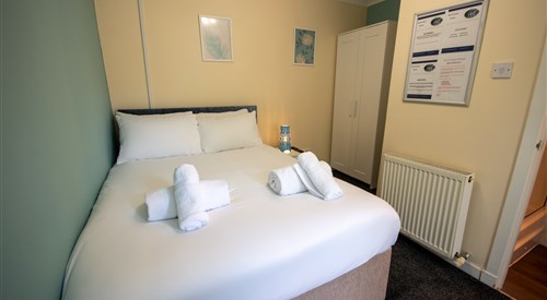 Irvine Riverside Guesthouse by Paymán Club, Irvine 2