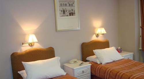 Hunters Lodge, B&B, Southampton 4