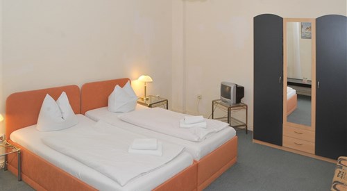 Pension Brinn, Berlin 1