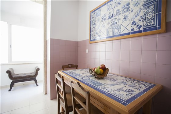Cozinha de um apartamento com varanda e vista para a Rua Augusta