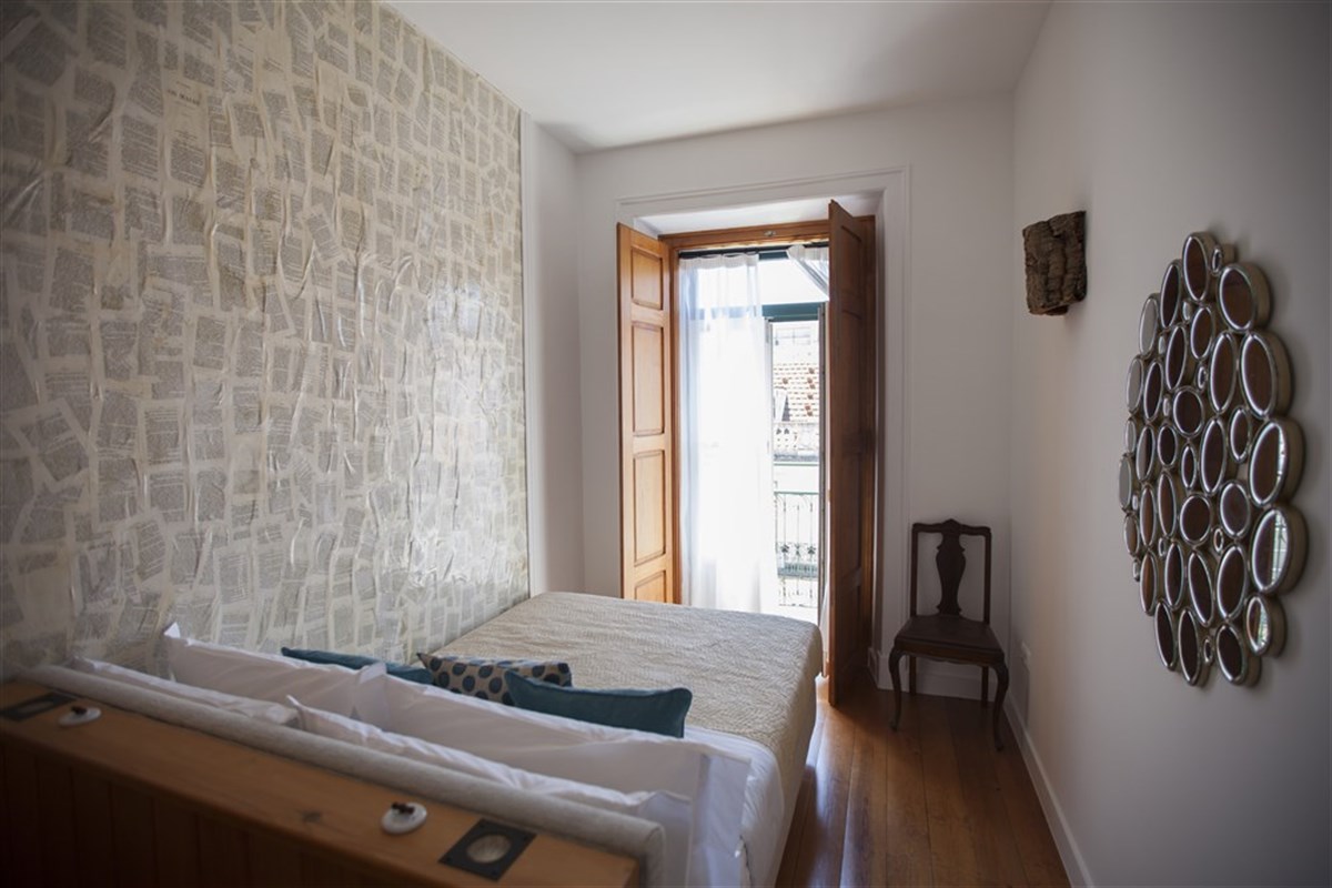 Quarto secundário de um apartamento com varanda e vista para a Rua Augusta