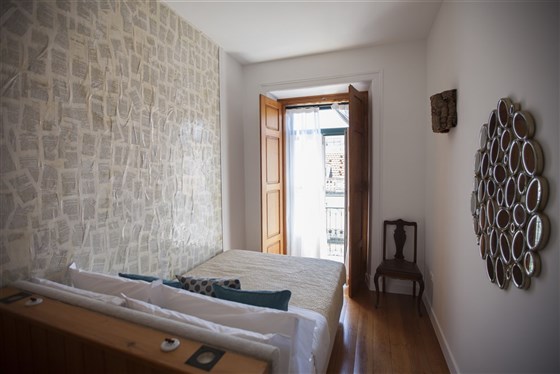 Quarto secundário de um apartamento com varanda e vista para a Rua Augusta