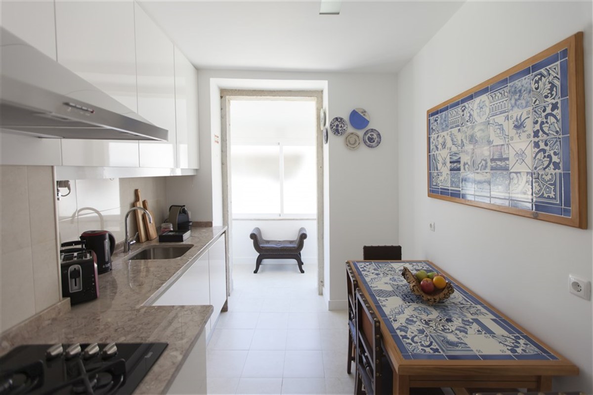 Cozinha de um apartamento com varanda e vista para a Rua Augusta