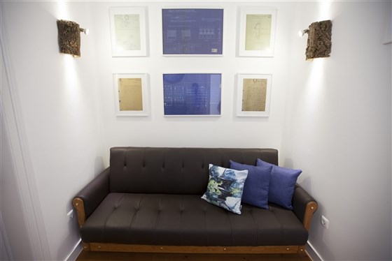 Sala de estar de um apartamento com varanda e vista para a Rua Augusta