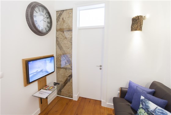 Sala de estar de um apartamento com varanda e vista para a Rua Augusta