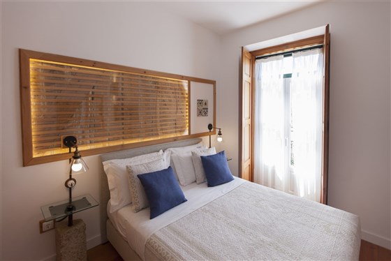 Quarto de apartamento com varanda e vista para a Rua Augusta