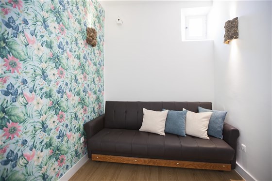 Sala de estar de um apartamento com vista para o castelo