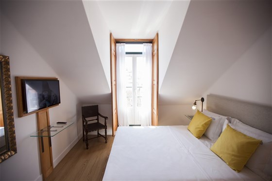 Quarto de um apartamento com vista para o castelo