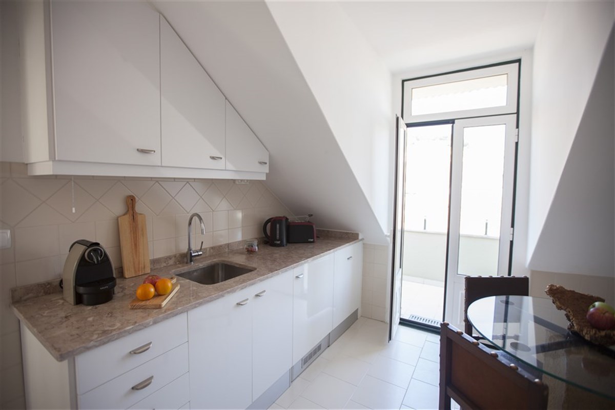 Cozinha de um apartamento com vista para o castelo