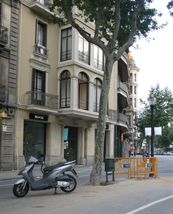 Davanti all'edificio