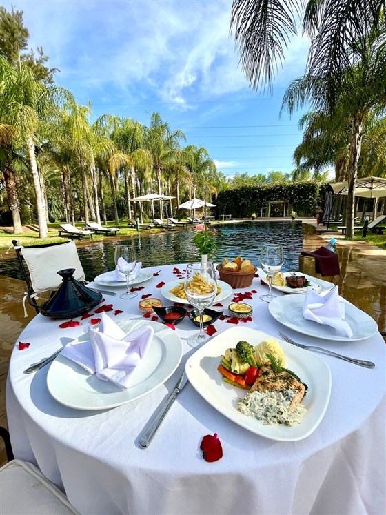 Jantar à beira da piscina