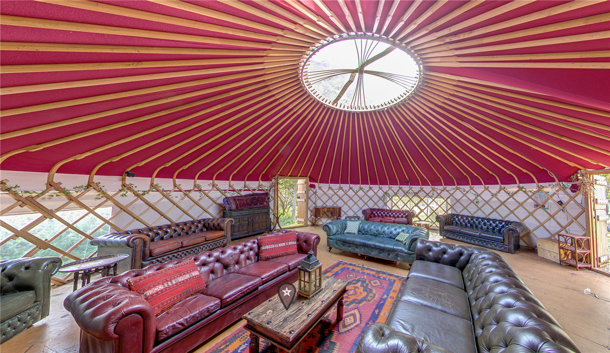 Interior de la yurta casera