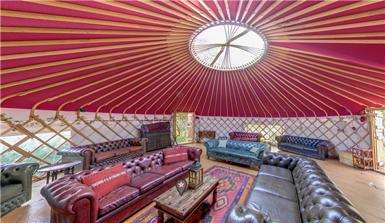 Interior de la yurta casera