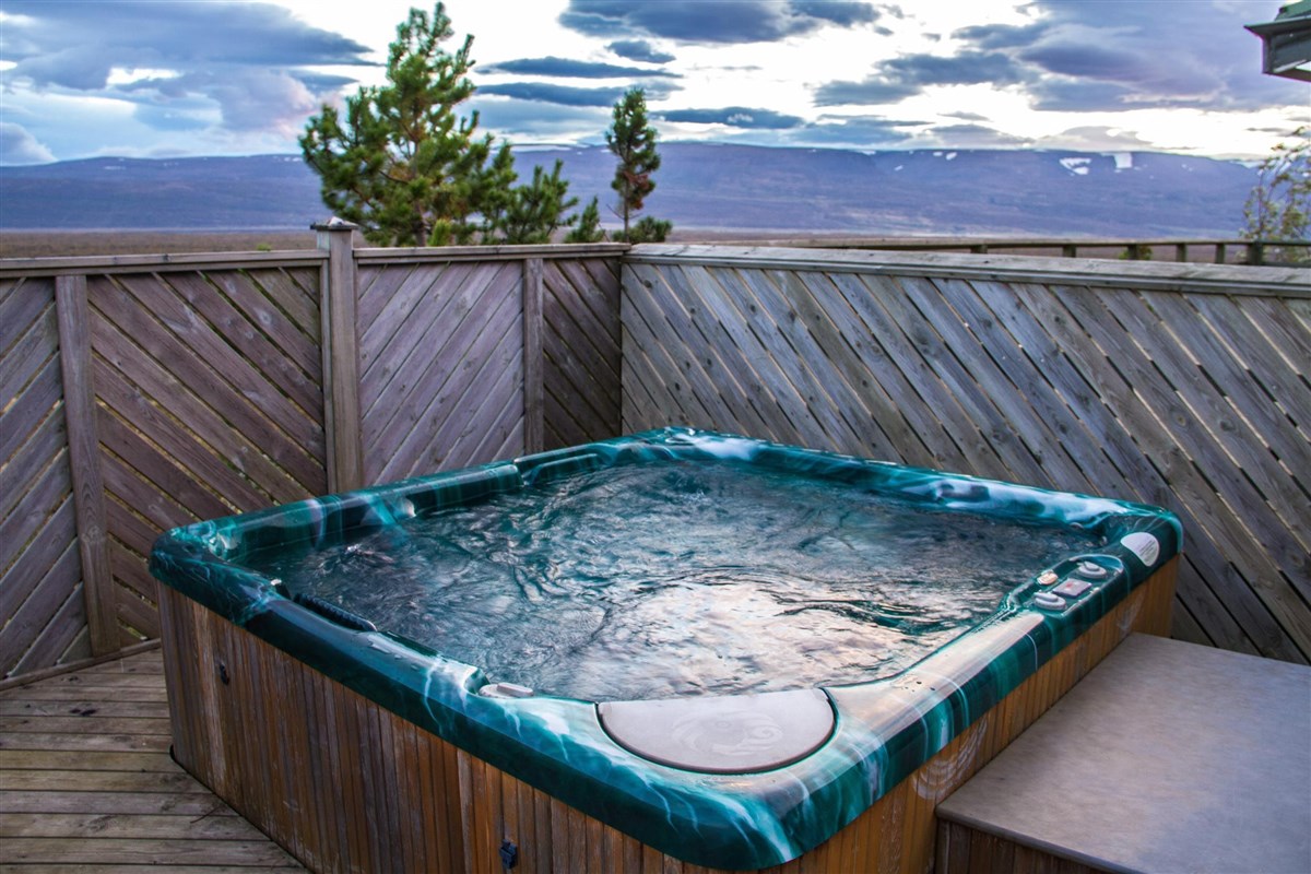 Beat Laxa Arbot lodge hot tub