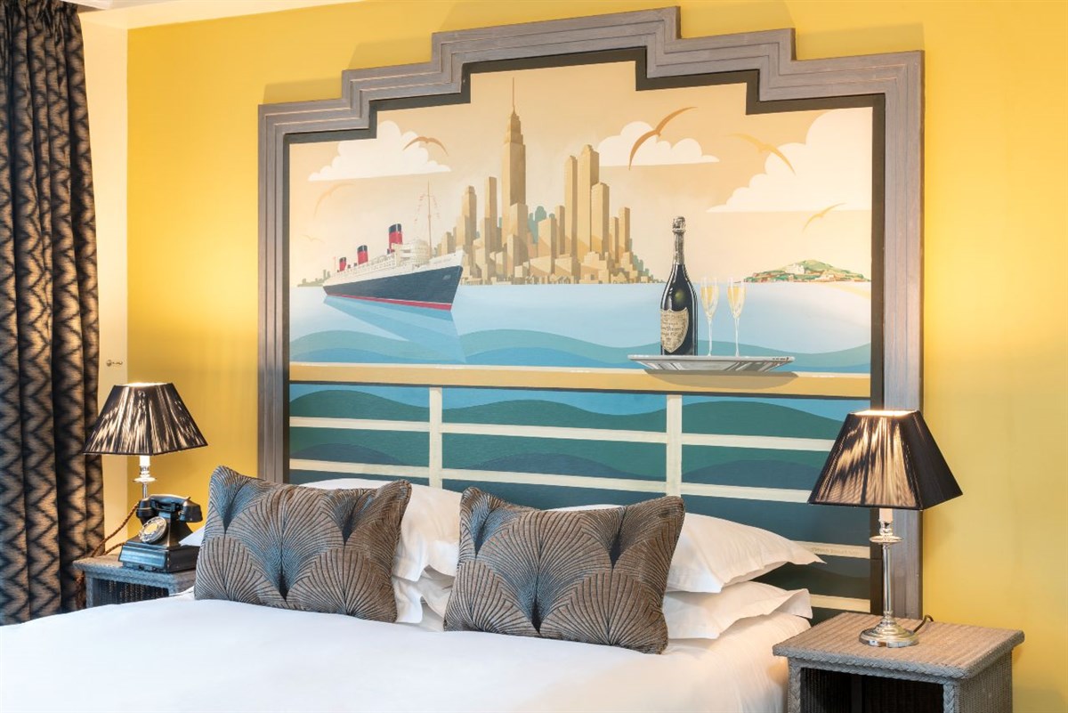 Art deco bedroom