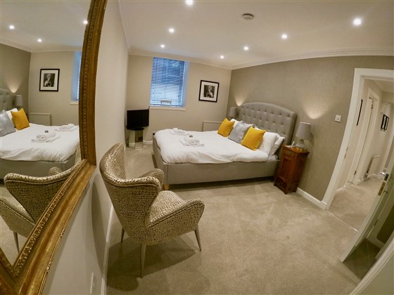 Kingsize Bedroom with Ensuite.