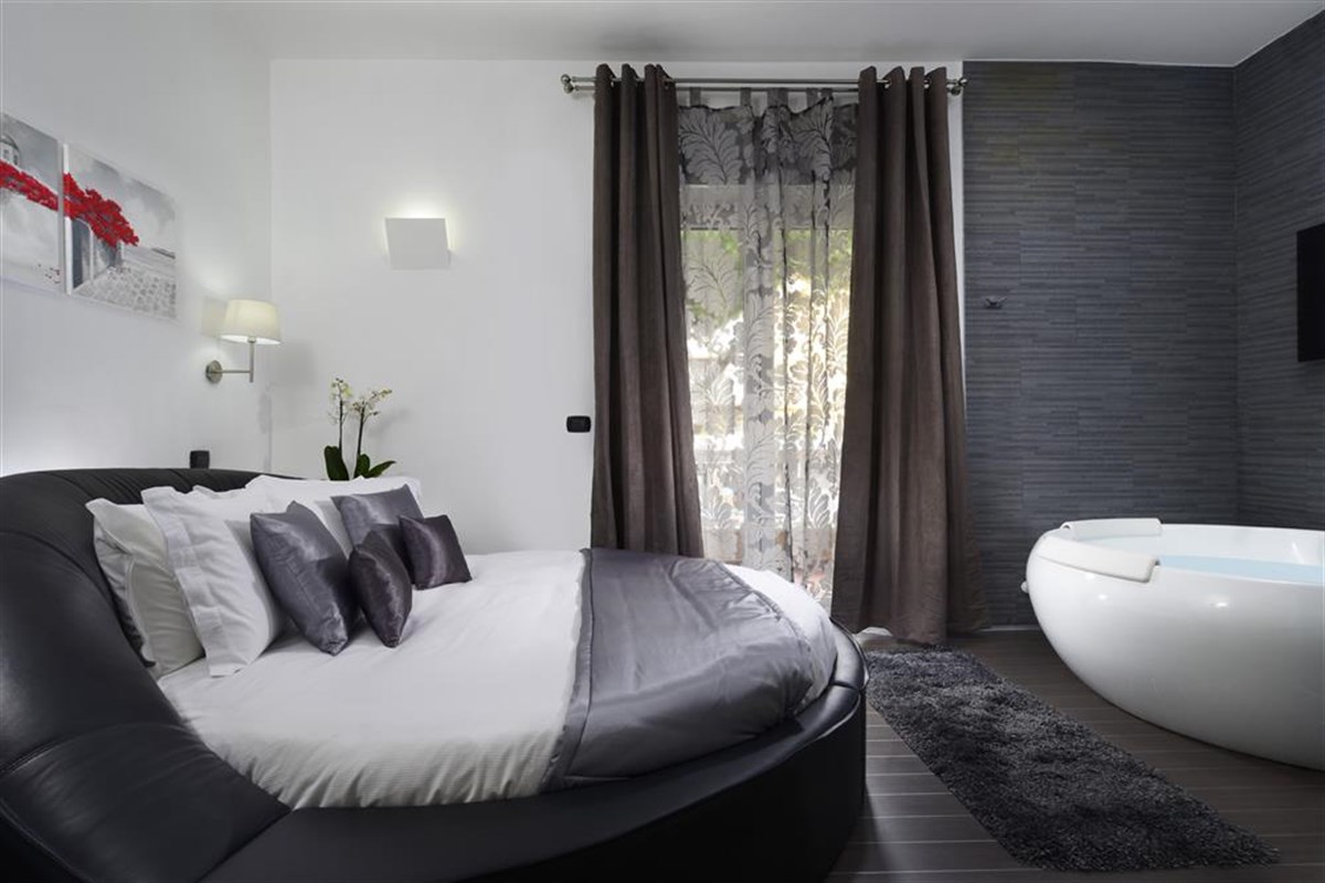 Honeymoon Suite