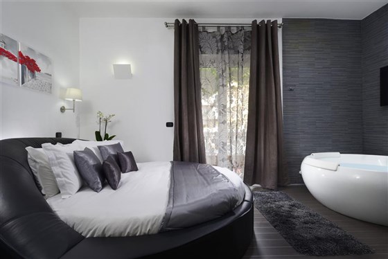 Honeymoon Suite