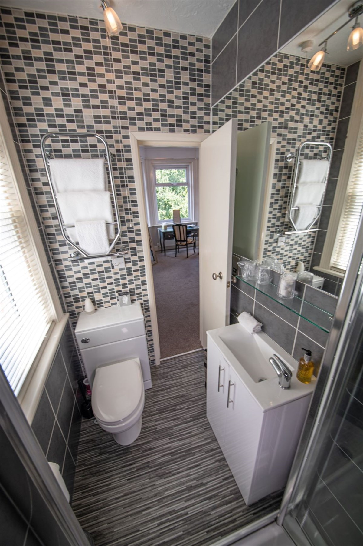 Room 4 En-suite Bathroom 2 of 2