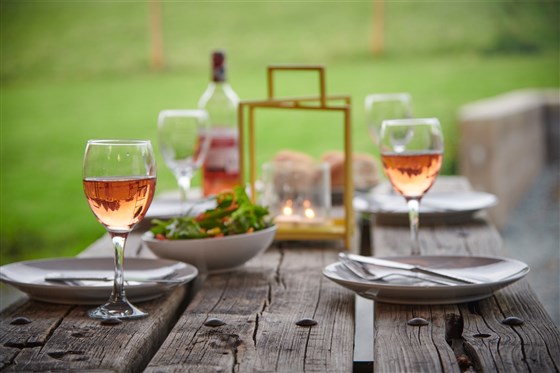 Disfrute de una cena al aire libre con nuestra barbacoa de gas y nuestra rústica mesa de picnic... todos los cubiertos y vasos se encuentran en los establos.