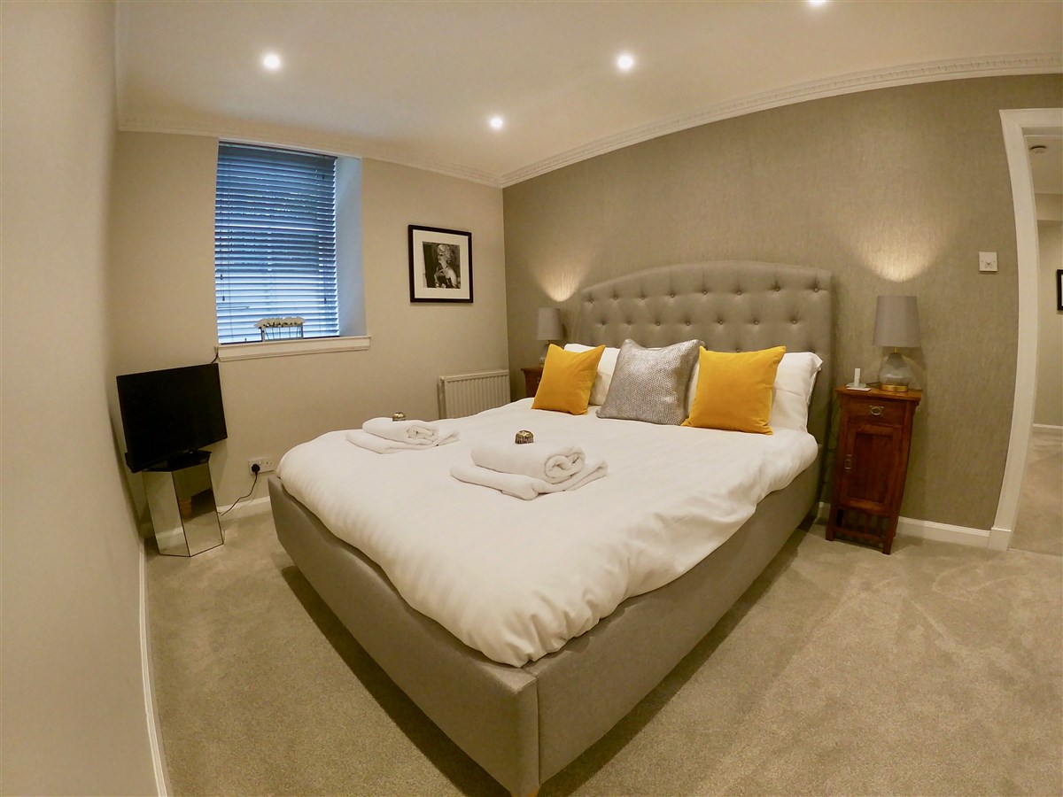 Kingsize Bedroom with Ensuite.