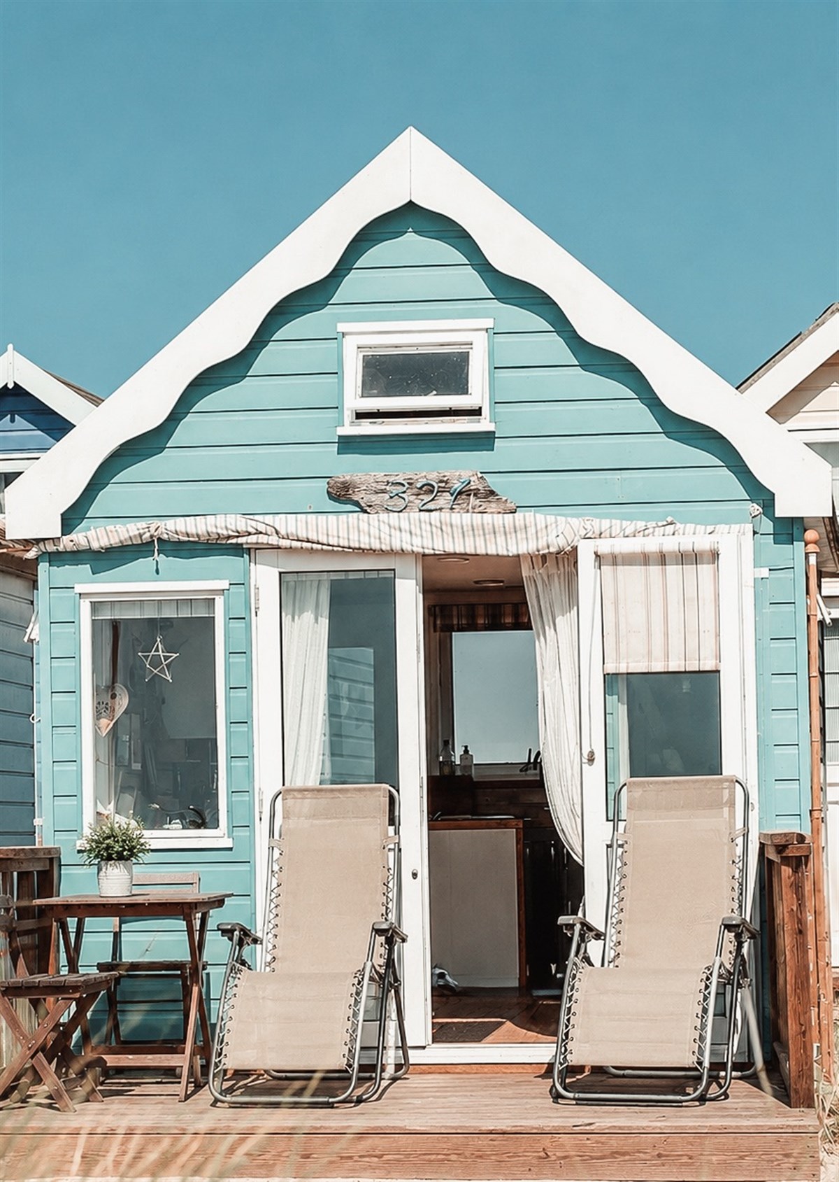 Beach hut front 