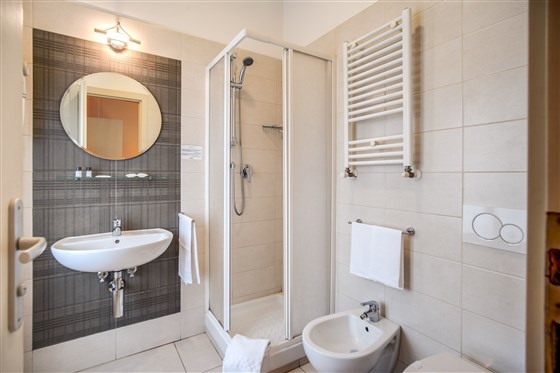 Badezimmer im Deluxe-Zimmer