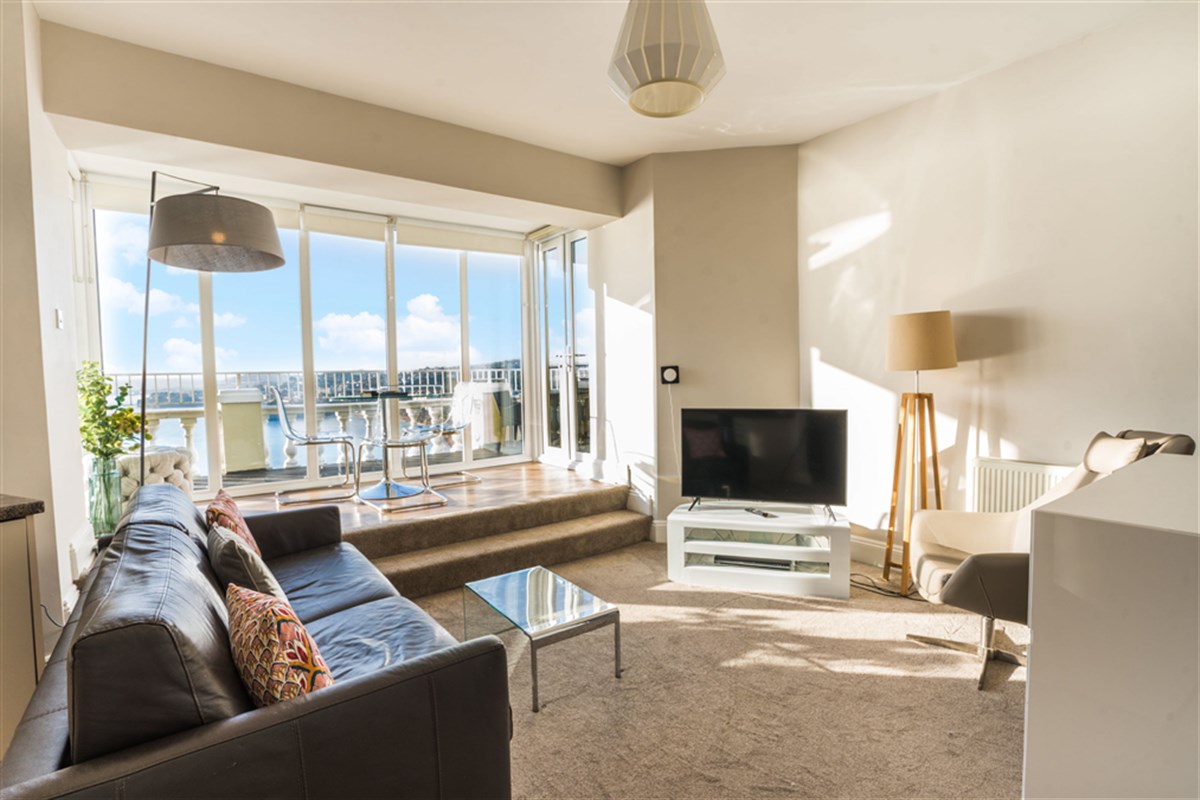 Lounge & Dining Area