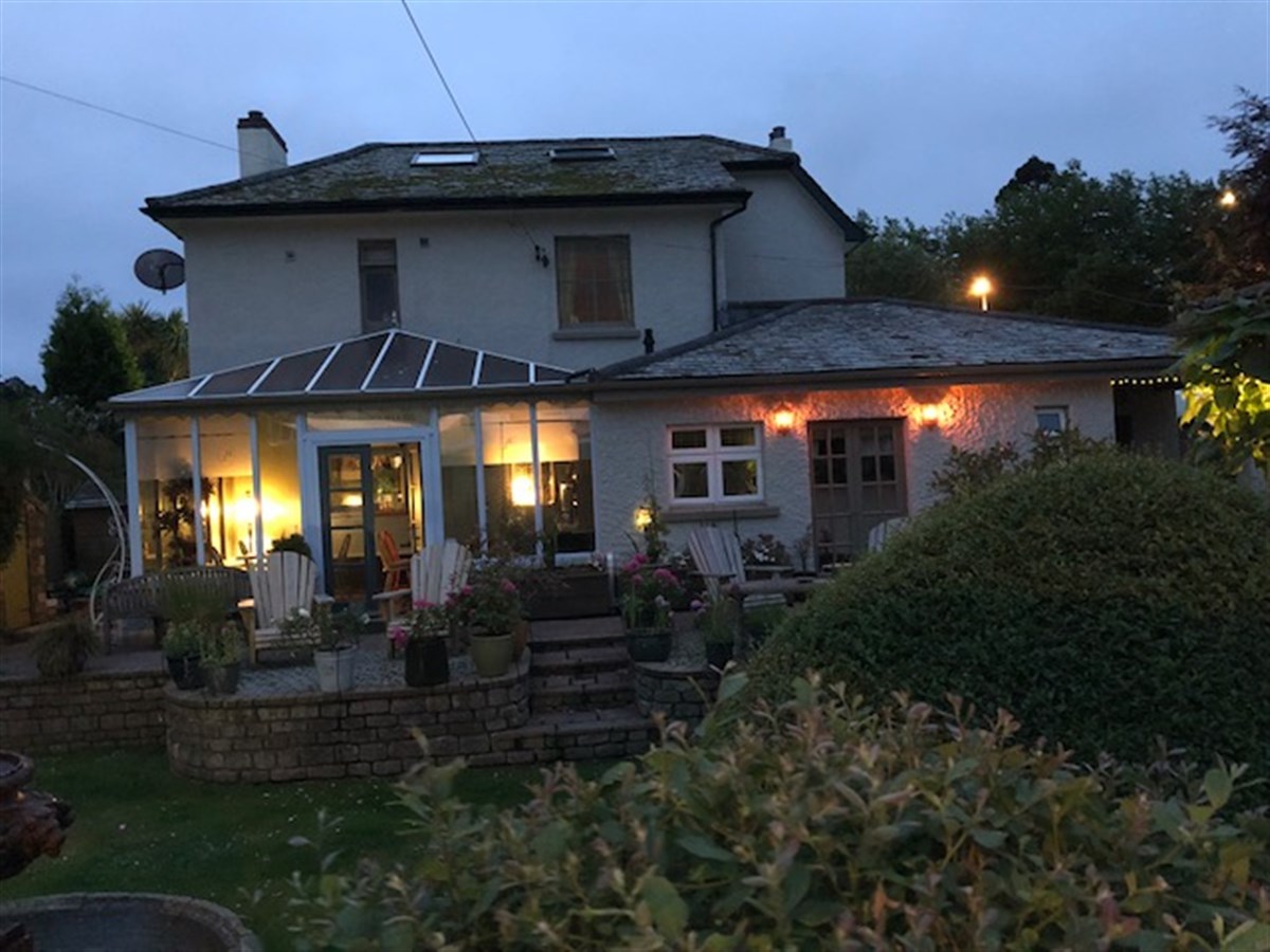 花园、房子的后面