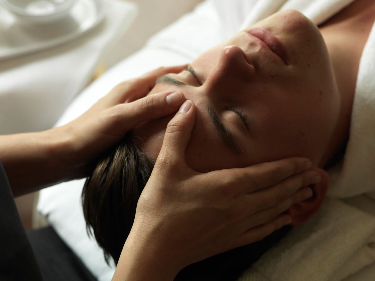 Restorative aromatherapy facial treatment
