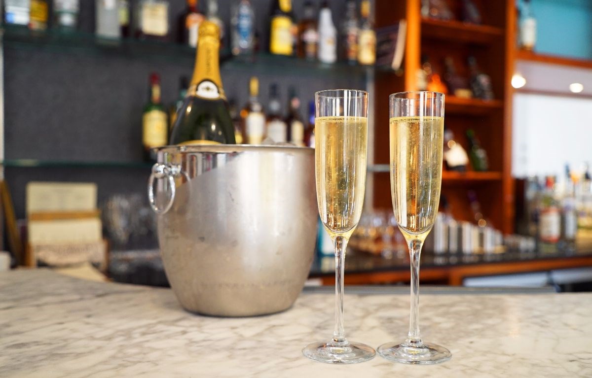 Relax and dine with champagne 