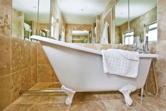 Free-standing bath