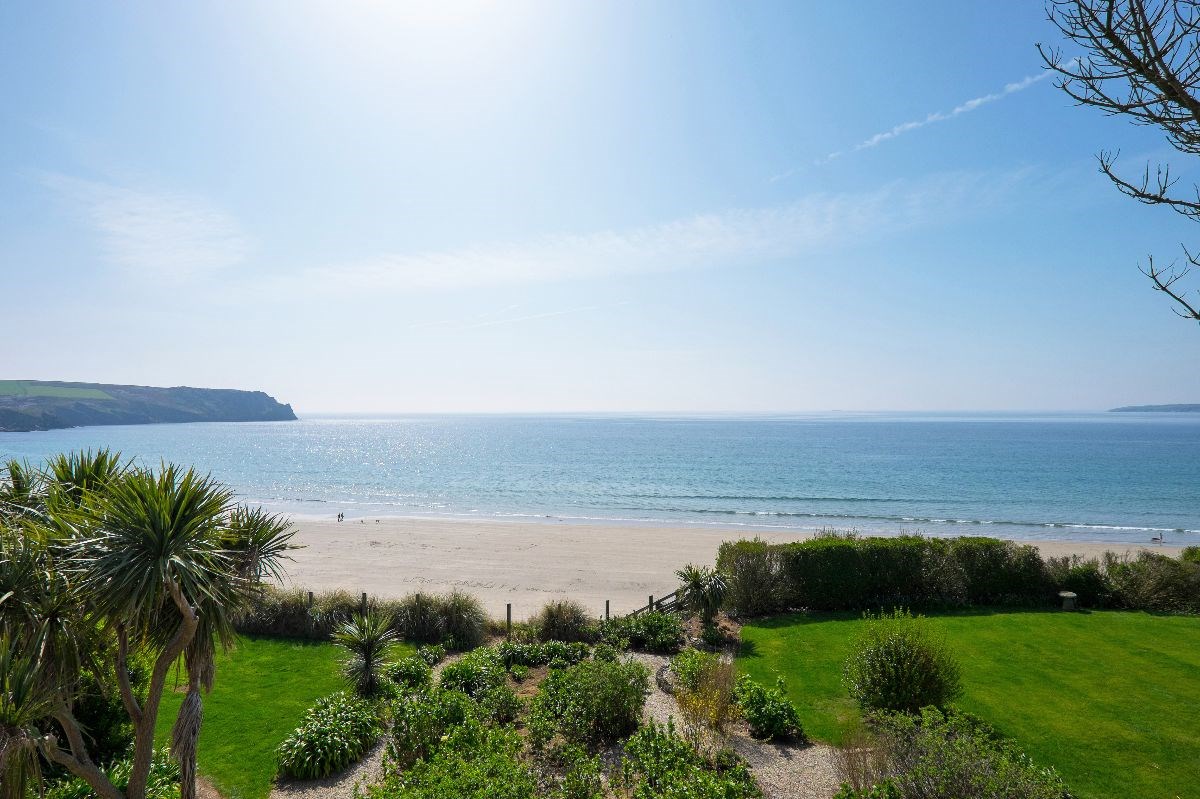 Landscaped gardens that seemingly roll down into the sea