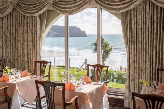 Classic fine dining, with renowned hors d'oeuvres trolley, flambÚs and silver service
