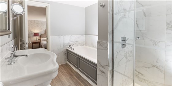 Room 32 bathroom