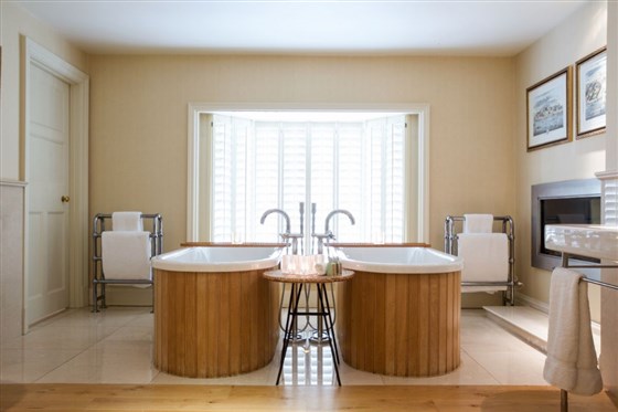 Deluxe Woodland Bathroom