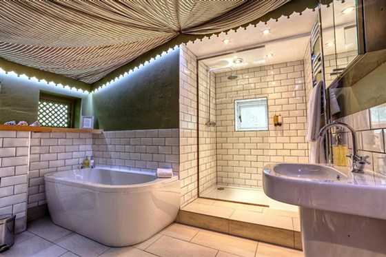 Red room suite bathroom