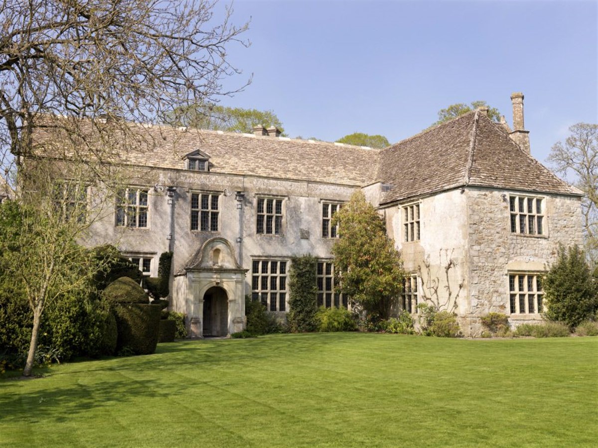 Avebury <span style='font-size:8px;'>®National Trust Images/Cristian Barnett</span>