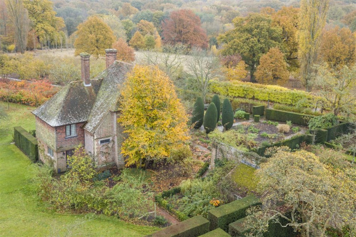 Sissinghurst Castle  <span style='font-size:8px;'>®National Trust Images/James Dobson</span>