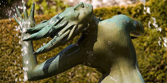 æFoam', Greenbank's water nymph sculpture <span style='font-size:8px;'> ® The National Trust for Scotland </span>