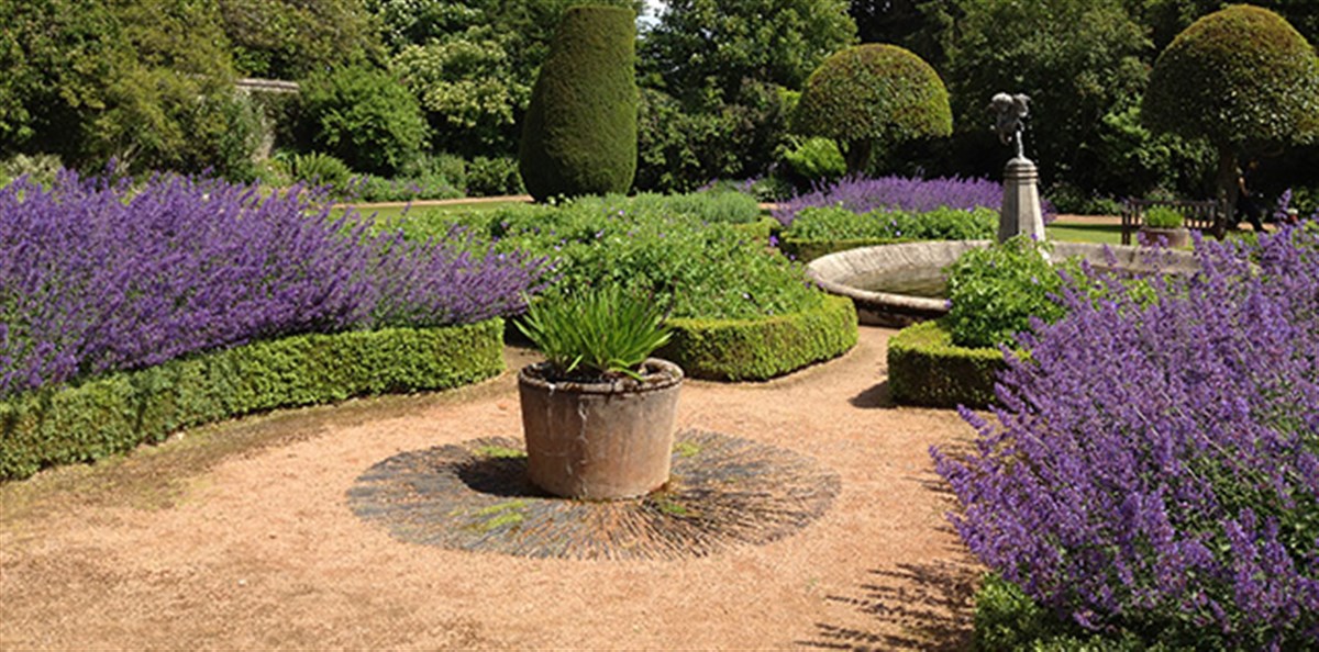  Crathes Castle <span style='font-size:8px;'>® Der National Trust für Schottland</span>