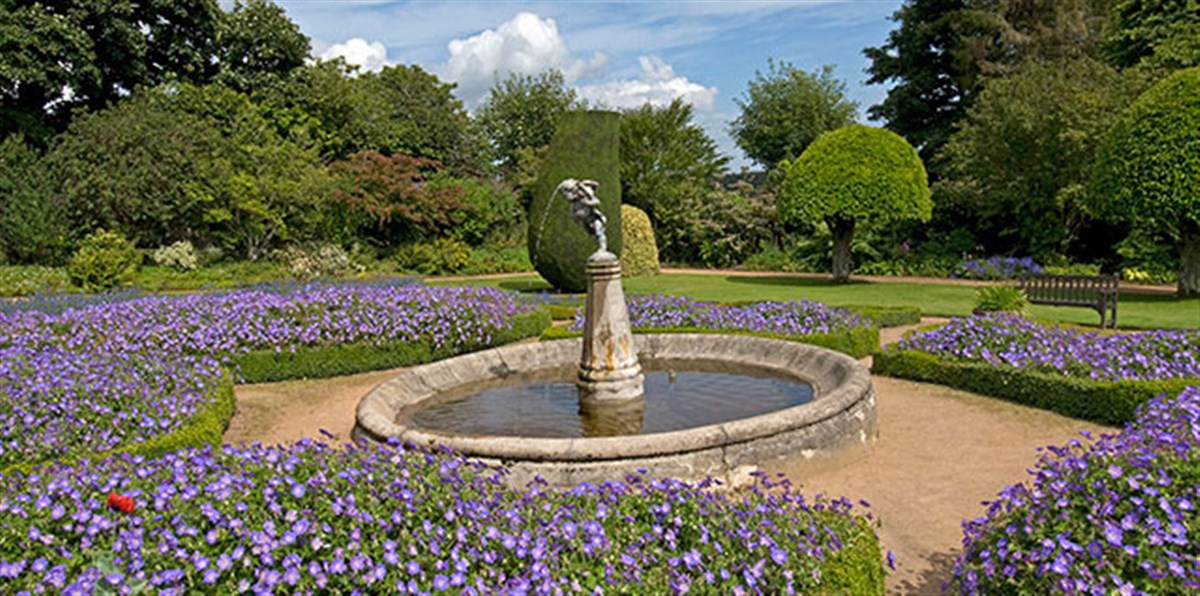 Crathes Castle <span style='font-size:8px;'>® Der National Trust für Schottland</span>