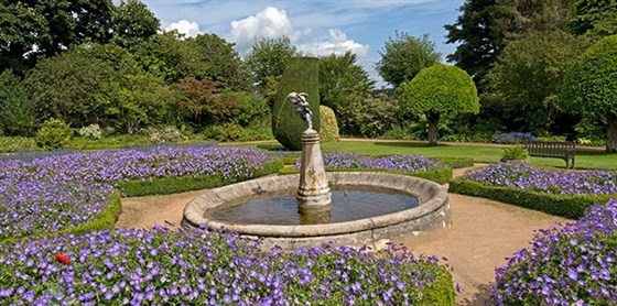  Crathes Castle <span style='font-size:8px;'>® Der National Trust für Schottland</span>