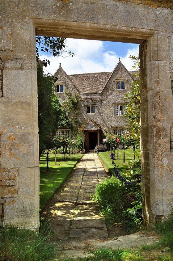 Kelmscott Manor through the front gate