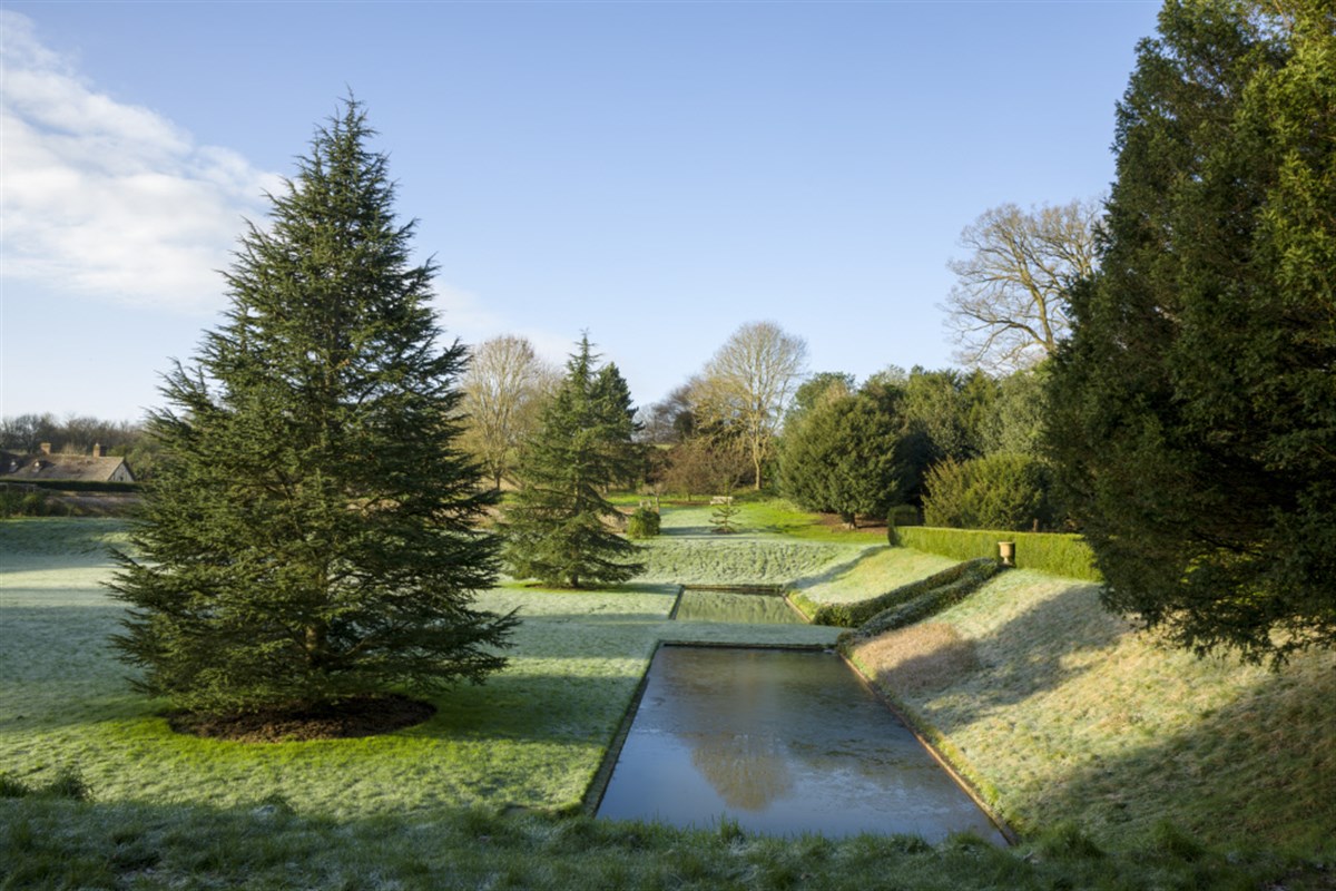 Ightham North Lawn<span style='font-size:8px;'>┬®National Trust Images/Andrew Butler</span>