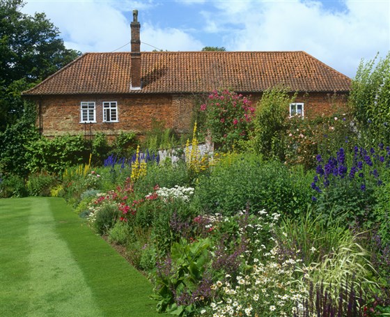 Gunby Hall, Lincolnshire <span style='font-size:8px;'>®National Trust Images/ David Sellman </span>