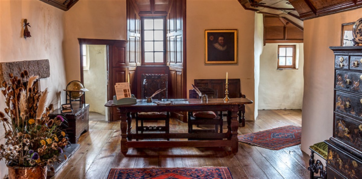 Beautiful Interiors  Crathes Castle <span style='font-size:8px;'> ® The National Trust for Scotland </span>