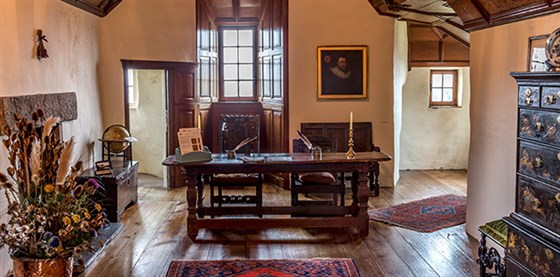 Beautiful Interiors  Crathes Castle <span style='font-size:8px;'> ® The National Trust for Scotland </span>